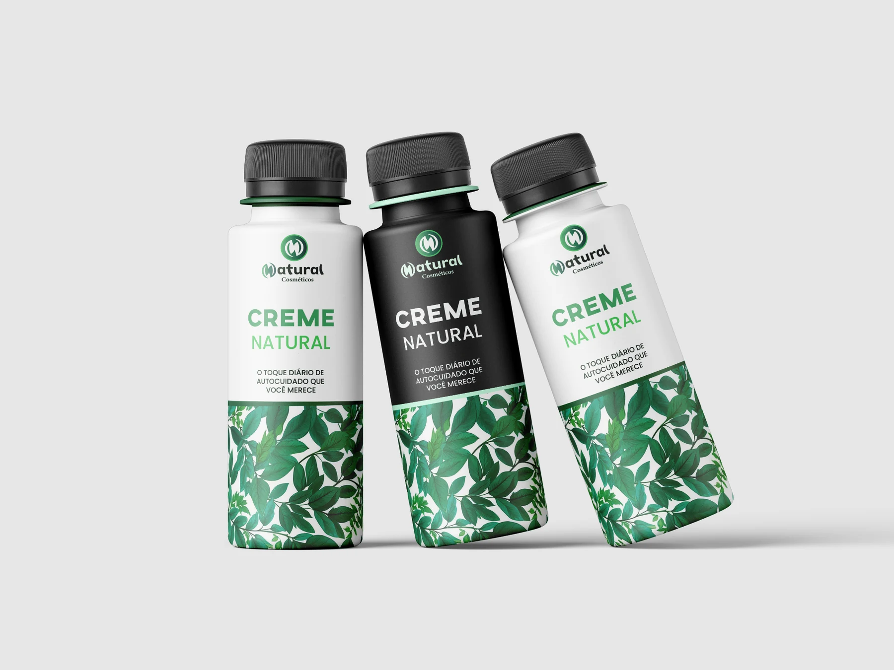Três frascos com os rótulos de Natural Cosméticos